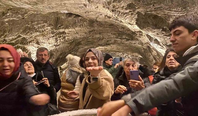 Yerin 150 metre altındaki bu mağarada şifa arıyorlar