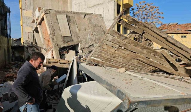 Yıkım sırasında enkaz altında kalmaktan saniyelerle kurtuldular