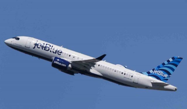 Yolcu uçağı ABD’ye ait savaş uçağı ile havada çarpışmaktan son anda kurtuldu