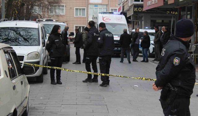 Yoldan geçenleri bıçakladı: 1’i ağır 3 yaralı