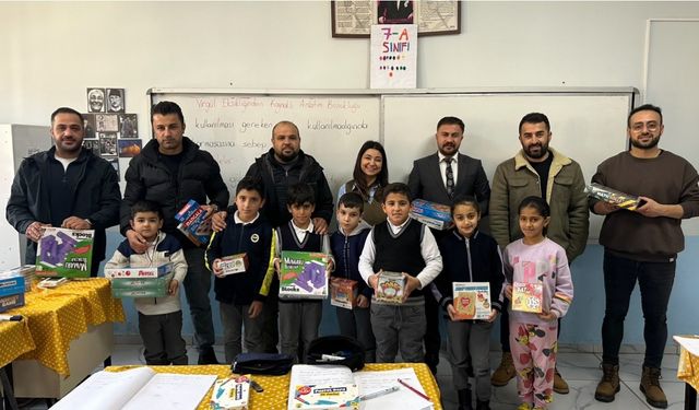Yüksekova’da 16 okula 440 farklı eğitim ve zeka oyunu seti ile kırtasiye malzemesi hediye edildi