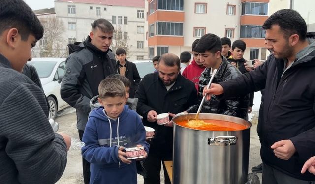 Yüksekova’da cuma namazı sonrası cemaate keledoş ikram edildi