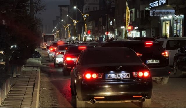 Yüksekova’da trafik çileye döndü