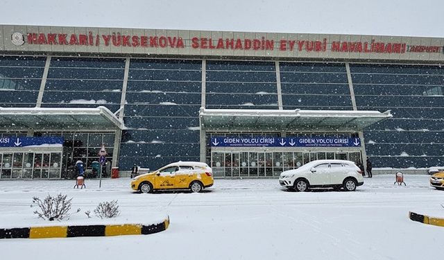 Yüksekova’da yoğun kar yağışı uçak seferlerini durdurdu