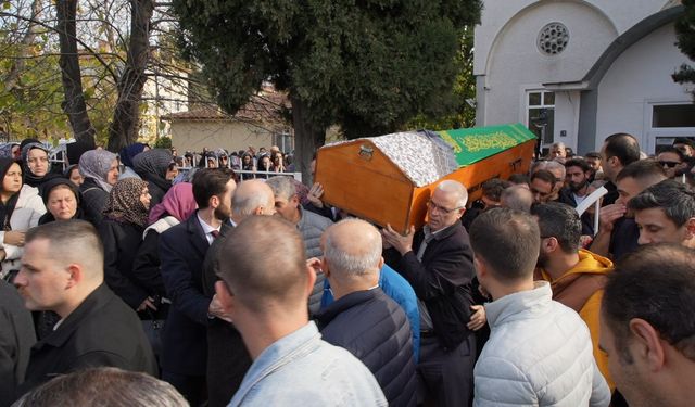 Yüksekten düşerek ölen avukat Selda Özkan son yolculuğuna uğurlandı