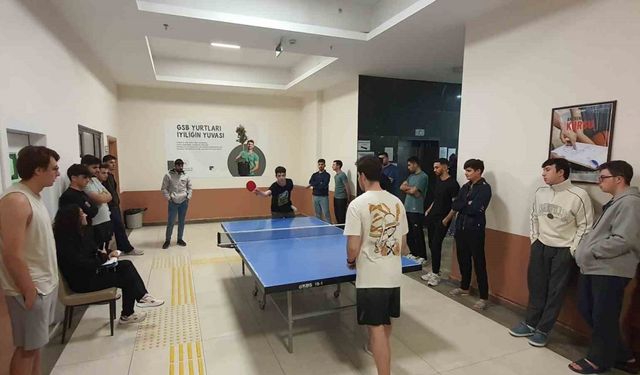 Yurtlarda kalan öğrenciler düzenlenen etkinlikler ile sosyalleşiyor