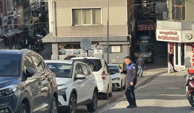 Zabıtadan kaldırım işgali yapan sürücülere ceza