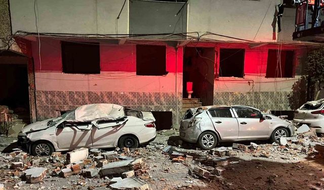 Zeytinburnu’nda binanın çatısından kopan parçalar araçları hurdaya çevirdi