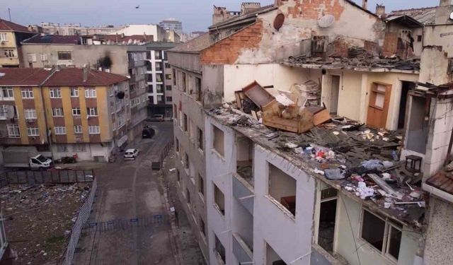 Zeytinburnu’nda çatısı çöken bina havadan görüntülendi