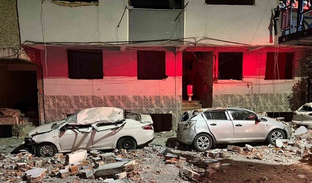 Zeytinburnu’nda kentsel dönüşümdeki binadan düşen parçalar, 3 otomobili hurdaya çevirdi