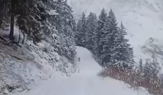 Anzer Yaylası’na kar yağdı, her yer beyaza büründü