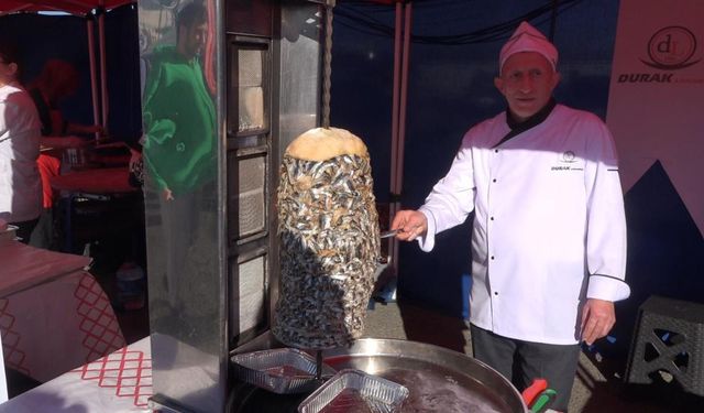 Rize’de Hamsi Festivali’nin gözdesi ‘Hamsili su böreği ve hamsili döner’ oldu