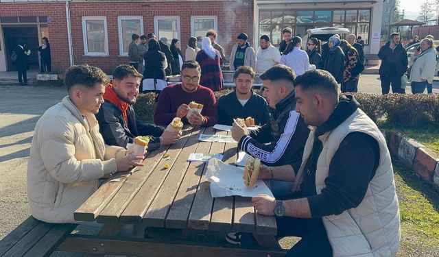 Üniversite öğrencileri hamsi festivaliyle moral depoladı