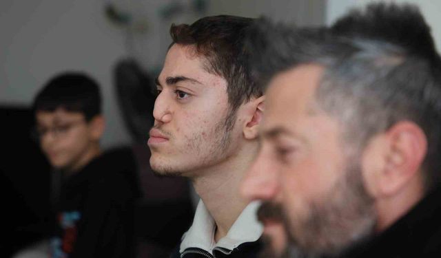 18 günlükken uzuvlarını kaybeden genç azmiyle örnek oluyor