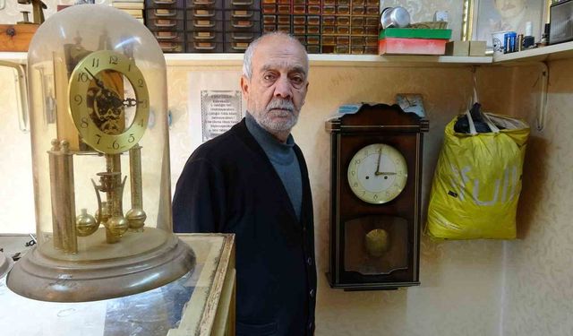 41 yıllık saat ustası 54 yıldır antika saatleri onarıyor