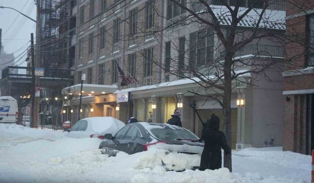 ABD'de kar fırtınası kabusu sürüyor: En az 13 bin uçuş iptal edildi, 953 bin kişi elektriksiz kaldı