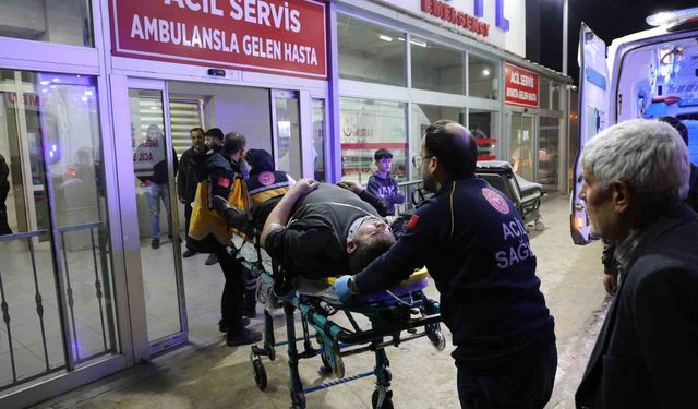 Adana'da fabrika işçilerini taşıyan minibüs devrildi: 13 yaralı