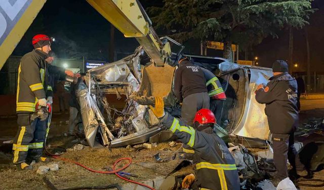 Ağaca çarpan otomobil hurdaya döndü, sürücüsü hayatını kaybetti