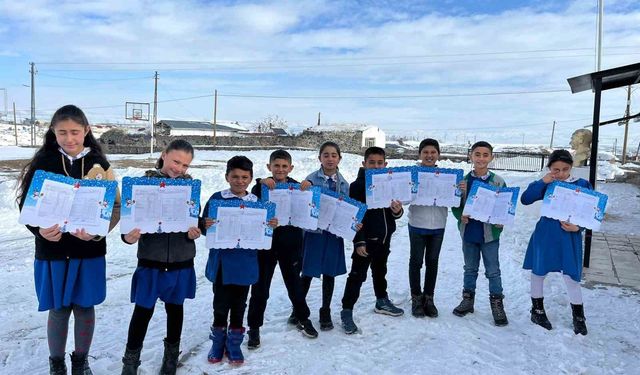 Akyaka'da köy okulunda öğrenciler karnelerini aldı