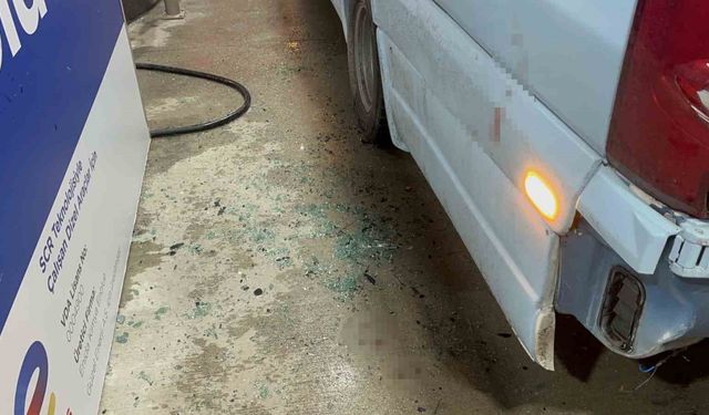 Alkolmetreyi üflememek için direndi, dolmuşun camını kafasıyla kırdı