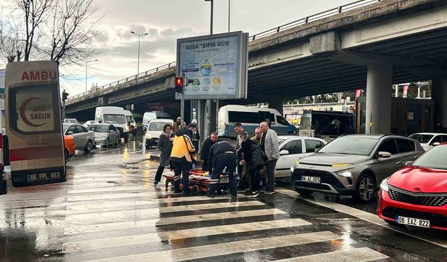 Ankara'da yaya geçidinde otomobilin çarptığı kadın yaralandı
