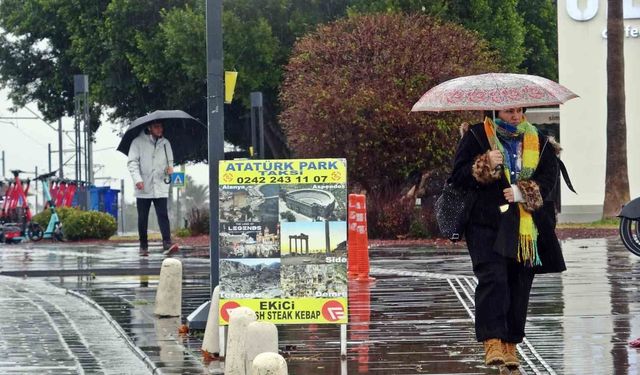 Antalya'da gece başlayıp sabah saatlerine kadar etkili olan sağanak etkisini yitirdi