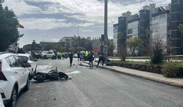 Antalya'da hafif ticari araç motosikletle çarpıştı: 1 ölü