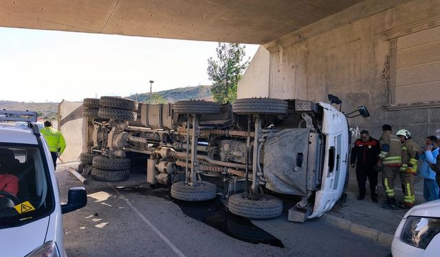 Arsuz'da hafriyat kamyonu devrildi