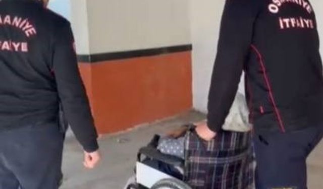 Asansör devre dışı kaldı, itfaiye yaşlı kadını evine taşıdı