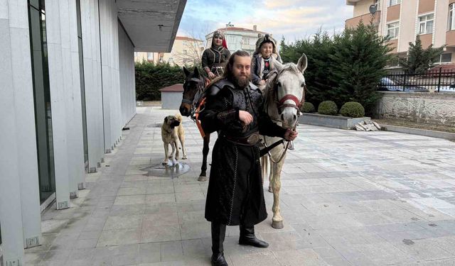 Atlarla geldiler: Film kostümüyle masal gibi nikah