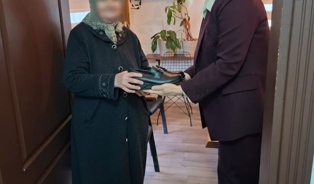 Ayakkabısı olmadığı için terlikle dolaşan yaşlı kadına mahalle muhtarı yardım etti