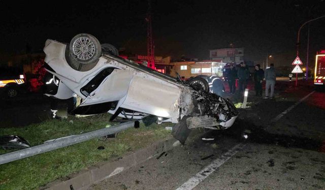 Aydınlatma direğine çarpan otomobil takla attı: 1 yaşındaki bebek öldü, anne ve baba yaralandı