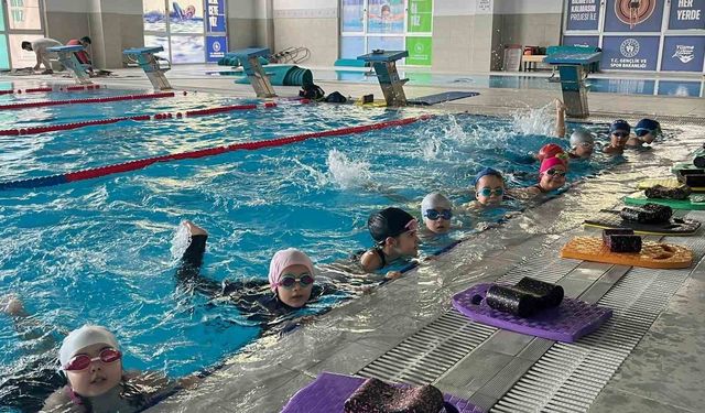Aydınlı çocuklar yüzme öğrenip, tatilin tadını çıkarıyor