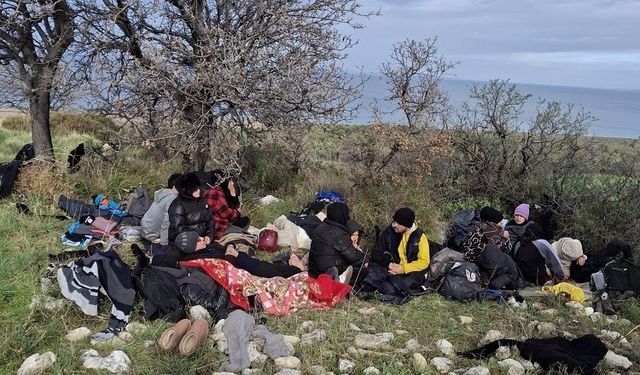 Ayvacık'ta 39 kaçak göçmen ile 1 göçmen kaçakçısı şüphelisi yakalandı