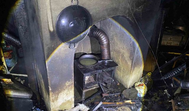 Bacadan çıkan yangında ev tamamen yanarak kullanılamaz hale geldi