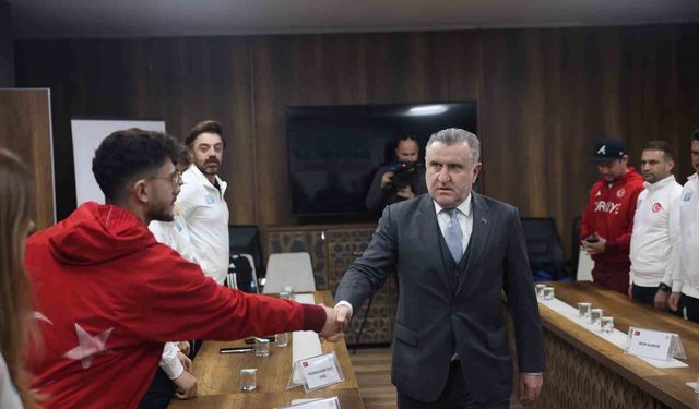 Bakan Bak 2026 Kış Olimpiyatları'na katılacak milli sporcuları kabul etti