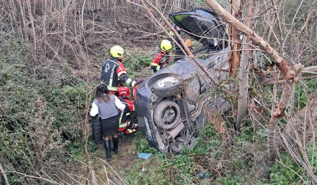 Balıkesir'de otomobil şarampole uçtu: Anne ve kızı yaralandı