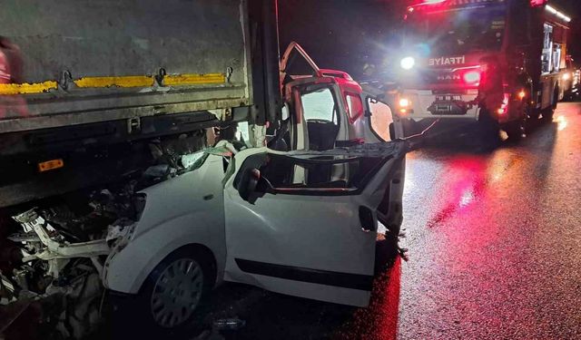 Balıkesir'de otomobil tıra arkadan çarptı; 1 yaralı