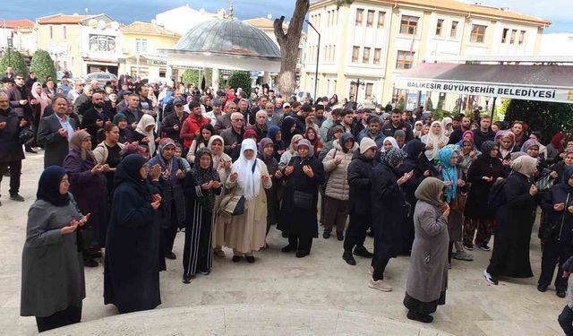 Balıkesir'de umreciler dualarla uğurlandı