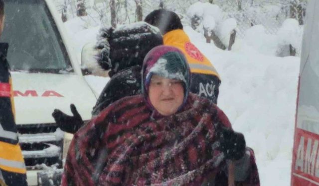 Bartın'da kar kalınlığı 120 santimetreyi aştı