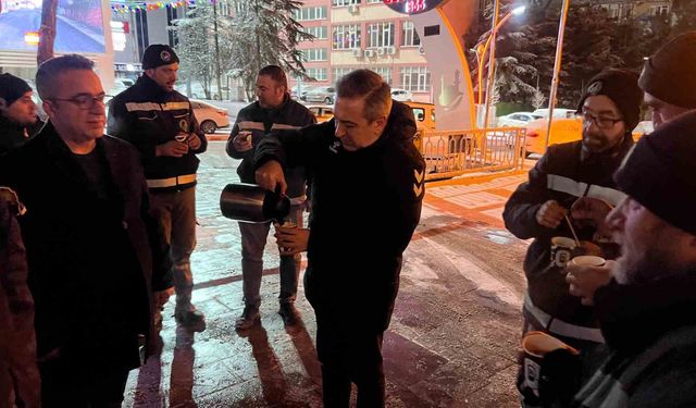 Başkan Dere'den karla mücadele ekiplerine sıcak kahve ikramı