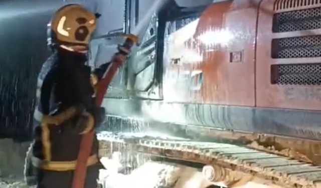 Batman'da iş makinesi yandı