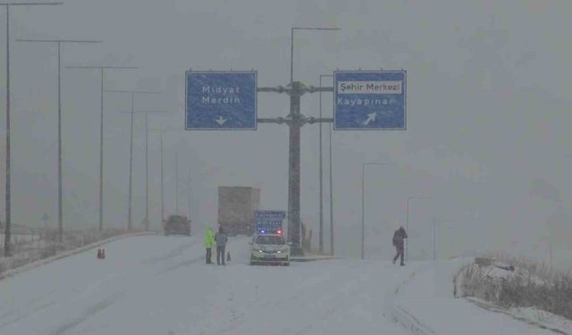 Batman'da kar teyakkuzu: Ayrancı Geçidi'nde 'zincir' denetimi, köy yollarında kurtarma operasyonu