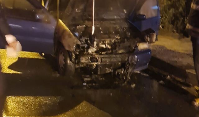 Batman'da park halindeyken yanan otomobil kullanılamaz hale geldi