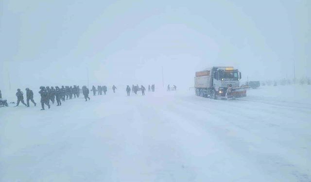 Bayburt'ta kar nedeniyle yolda kalan sürücülerin yardımına ekipler yetişti