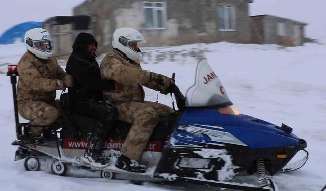 Bayburt'ta kar ve tipi nedeniyle hastaneye gidemeyen vatandaşa jandarma yetişti