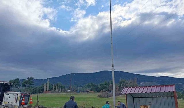 Bayrak direğinin ipini çaldılar