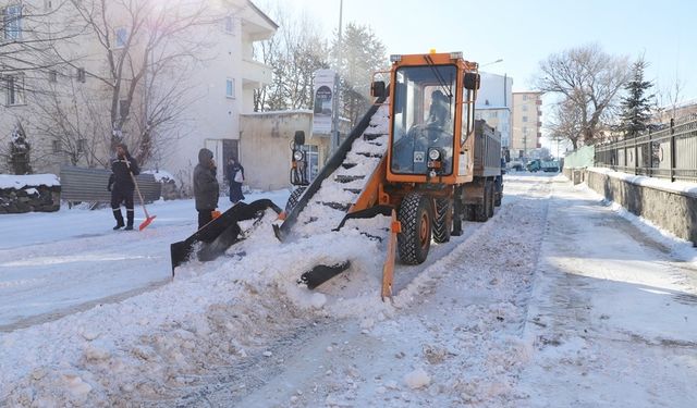 Belediye Ekipleri'nden hummalı kar temizliği çalışması