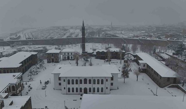 Beyaza bürünen 10 bin yıllık kent dronla görüntülendi