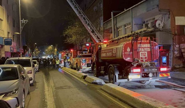Beyoğlu'nda 4 katlı iş yerinde yangın
